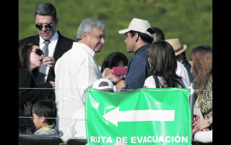 Un simpatizante conversa con Andrés Manuel López Obrador, quien acudió a la misa que ofició el Papa. REUTERS  /