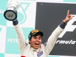 Checo Pérez no se guardó nada de emociones cuando le entregaron el trofeo de segundo lugar, desbordó en alegría. AP  /