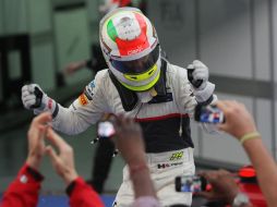 Al terminar la carrera, Checo Pérez festejó con los asistentes y con su equipo. AP  /