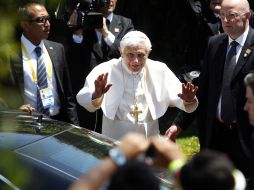 El Papa Benedicto XVI (c) saluda al llegar al colegio Miraflores en León, donde pernoctó. EFE  /