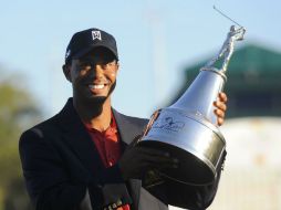 Tiger Woods sostiene el trofer luego de ganar el Arnold Palmer Invitational realizado en Florida. REUTERS  /