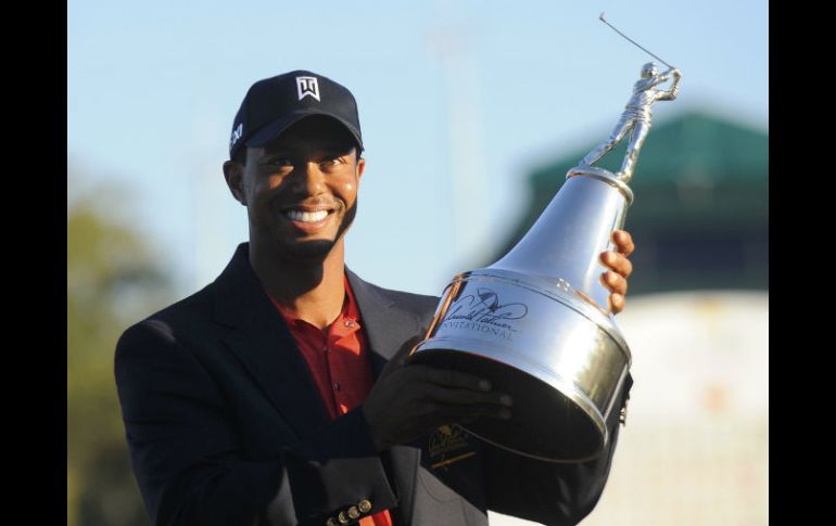 Tiger Woods sostiene el trofer luego de ganar el Arnold Palmer Invitational realizado en Florida. REUTERS  /