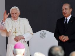 Antes de partir, el Papa brindó la bendición a los fieles católicos presentes en el Aeropuerto Internacional de Guanajuato. EFE  /