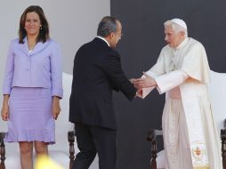 Benedicto XVI (i) saluda a Felipe Calderón (c), y a la primera dama, Margarita Zavala. EFE  /