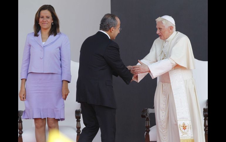 Benedicto XVI (i) saluda a Felipe Calderón (c), y a la primera dama, Margarita Zavala. EFE  /