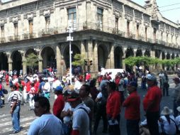 Los trabajadores municipales continuarán con el bloqueo de las avenidas Hidalgo y 16 de Septiembre.  /