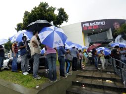 A pesar de la lluvia, cientos de seguidores de McCartney acudieron a comprar entradas para el recital. AFP  /