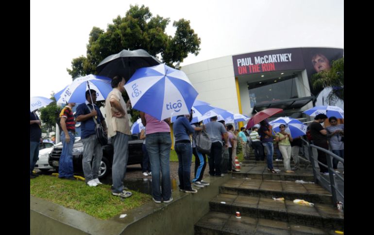 A pesar de la lluvia, cientos de seguidores de McCartney acudieron a comprar entradas para el recital. AFP  /