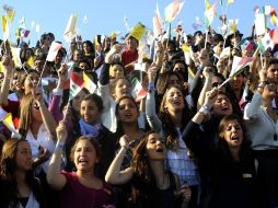 Una multitud acudió al aeropuerto de Guanajuato para despedir al Papa que ahora viaja rumbo a Cuba. AFP  /