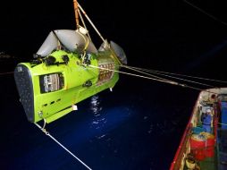 El Deepsea challenge (Reto a la profundidad del mar) es depositado en el océano. AFP  /