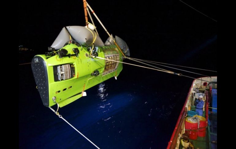 El Deepsea challenge (Reto a la profundidad del mar) es depositado en el océano. AFP  /