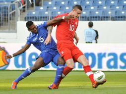 Renay Malblanche, de Cuba, y Marcus Haber, de Canadá, disputan un balón. AFP  /