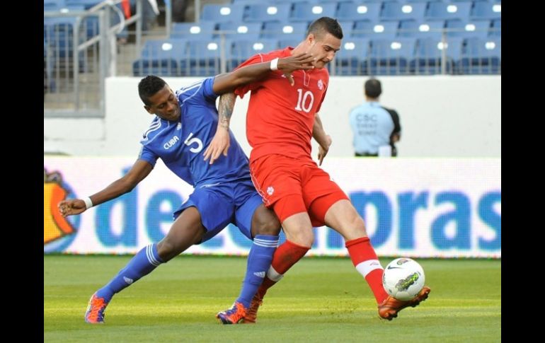 Renay Malblanche, de Cuba, y Marcus Haber, de Canadá, disputan un balón. AFP  /