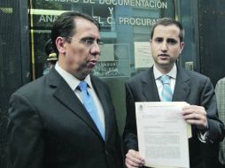 El coordinador de redes sociales de Vázquez Mota, Agustín Torres Ibarrola, sostiene la denuncia que presentó ayer ante la PGR.  /