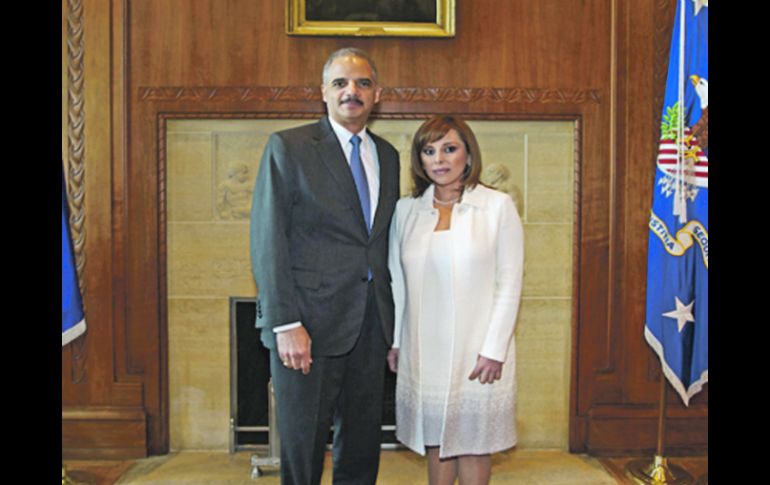 Marisela Morales y Eric Holder, tras firmar la carta de intención de base para los términos de entrega y transferencia de los fondos.  /