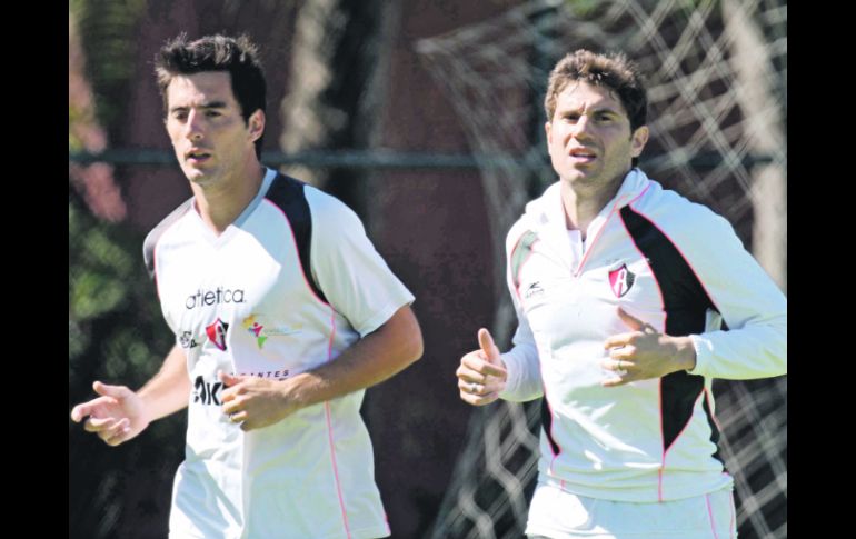 Las expulsiones de Facundo Erpen (i) y de Leandro Cufré (d) le han pesado al Atlas. MEXSPORT  /