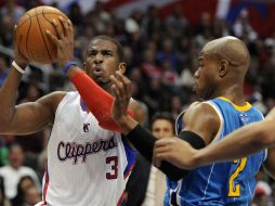 El jugador de los Clippers Chris Paul (i) disputa el balón con Jarrett Jack de los Hornets. EFE  /