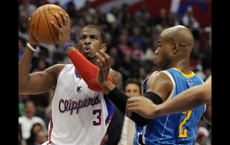 El jugador de los Clippers Chris Paul (i) disputa el balón con Jarrett Jack de los Hornets. EFE  /