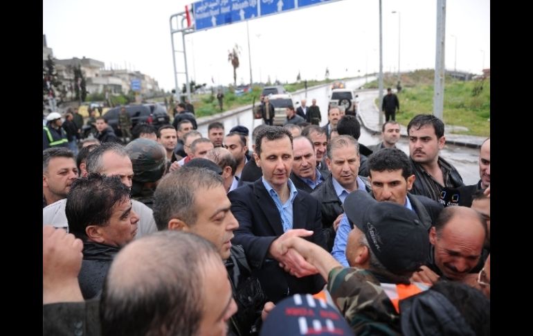 El presidente Bashar al Assad visita el castigado barrio de Baba Amr en Homs.  REUTERS  /