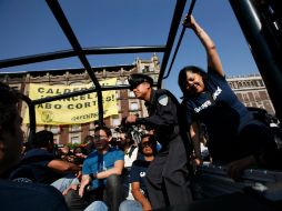 Activistas de Greenpeace son detenidos, luego de escalar el edificio del Gran Hotel. AP  /