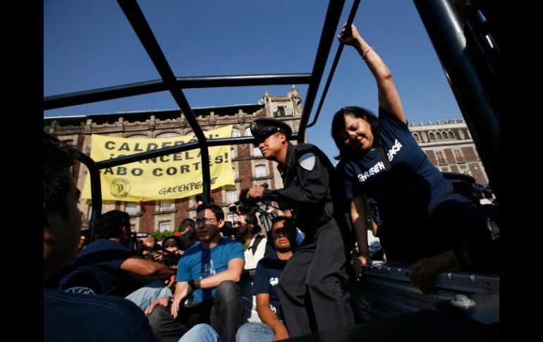 Activistas de Greenpeace son detenidos, luego de escalar el edificio del Gran Hotel. AP  /