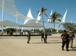 Elementos de Seguridad del Estado resguardan el centro de convenciones donde se realiza el Tianguis Turístico en Vallarta.  /