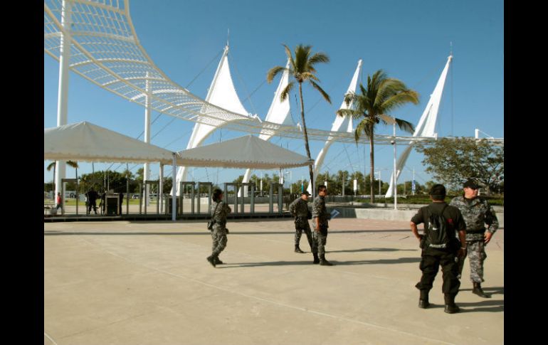 Elementos de Seguridad del Estado resguardan el centro de convenciones donde se realiza el Tianguis Turístico en Vallarta.  /