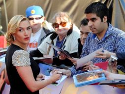 Previo a la exhibición de Titanic 3D, Kate Winslet firma autógrafos. REUTERS  /