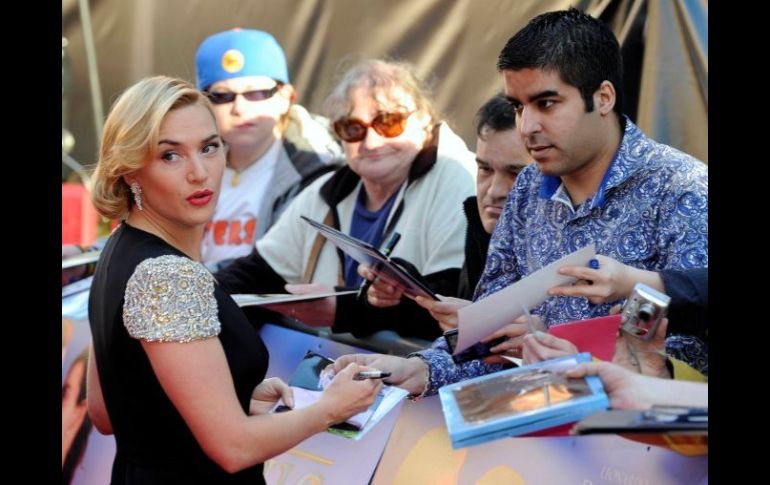 Previo a la exhibición de Titanic 3D, Kate Winslet firma autógrafos. REUTERS  /