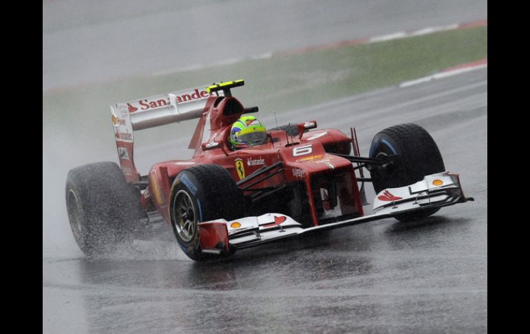 El auto de Felipe Massa durante la pasada carrera en el circuito de Sepang, en Malasia. EFE  /