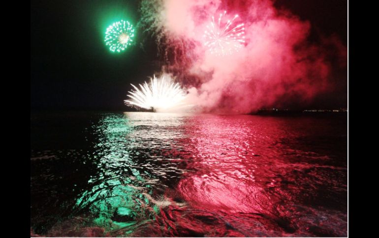 Fuegos artificiales en el malecón de Puerto Vallarta con motivo del Tianguis Turístico.  /