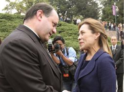 Josefina Vázquez Mota (der) antes de entrar a la reunión con estudiantes de la Universidad Anáhuac. NTX  /