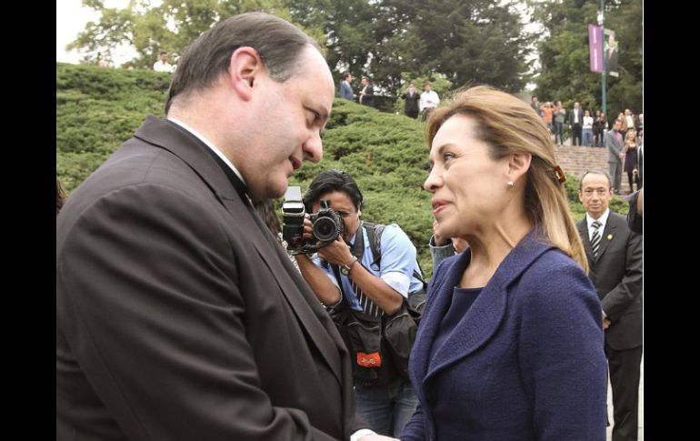 Josefina Vázquez Mota (der) antes de entrar a la reunión con estudiantes de la Universidad Anáhuac. NTX  /