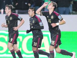 Érick Torres (derecha) celebra la anotación junto a Jerónimo Amione (izquierda) y Marco Fabián. MEXSPORT  /