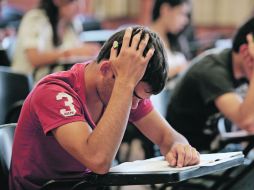 Estudiantes de la Preparatoria Número 5, durante el examen. El diagnóstico les sirve como preparación para la Prueba de Aptitud.  /