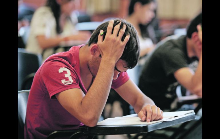 Estudiantes de la Preparatoria Número 5, durante el examen. El diagnóstico les sirve como preparación para la Prueba de Aptitud.  /