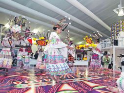 El ballet folclórico Mexcaltitán, de Nayarit, ejecuta una danza huichola en uno de los pabellones el Tianguis Turístico.  /