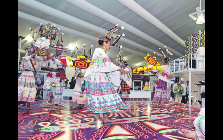 El ballet folclórico Mexcaltitán, de Nayarit, ejecuta una danza huichola en uno de los pabellones el Tianguis Turístico.  /