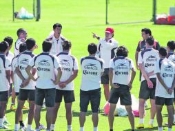 Juan Carlos Chávez (de gorra) da instrucciones a los jugadores, durante la práctica rojinegra.  /