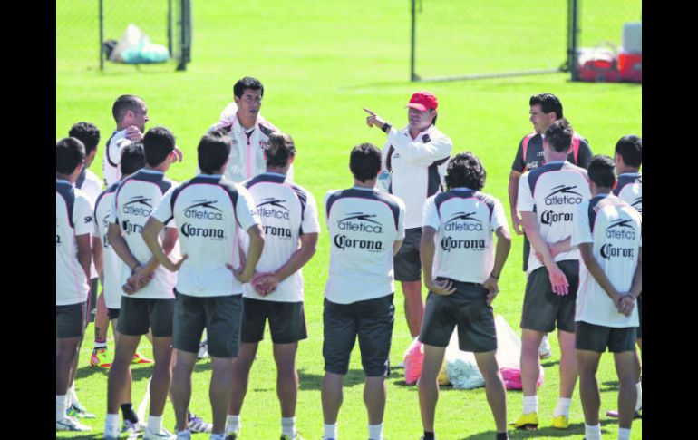 Juan Carlos Chávez (de gorra) da instrucciones a los jugadores, durante la práctica rojinegra.  /