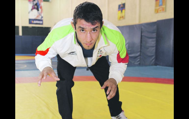 El atleta de lucha libre, Guillermo Torres, buscará por todos los medios tener una preparación con fogueo internacional.  /