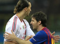 Zlatan Ibrahimovic de Milán (i), cerca del delantero del Barcelona, Lionel Messi. AP  /