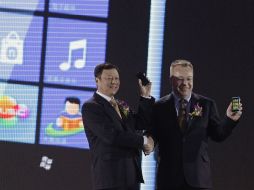 El presidente de Nokia Stephen Elop (R) le da la mano al presidente y consejero delegado de China Telecom, Wang Xiaochu. REUTERS  /