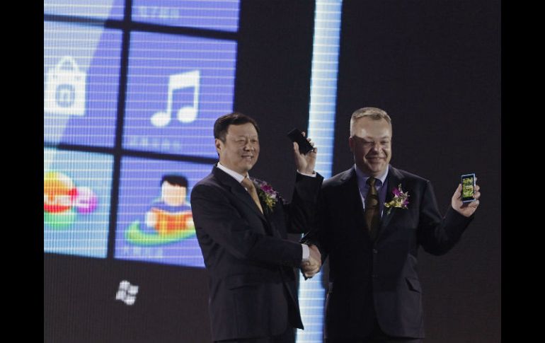 El presidente de Nokia Stephen Elop (R) le da la mano al presidente y consejero delegado de China Telecom, Wang Xiaochu. REUTERS  /