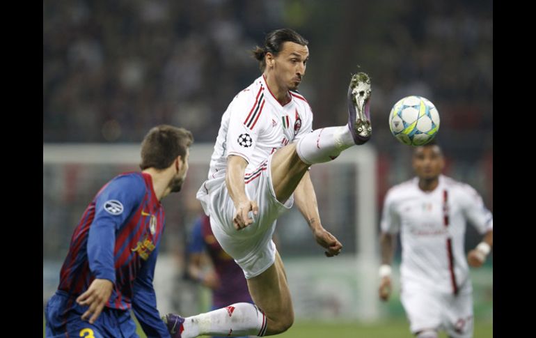 Acción de Zlatan Ibrahimovic durante el partido ante el Barcelona. AFP  /