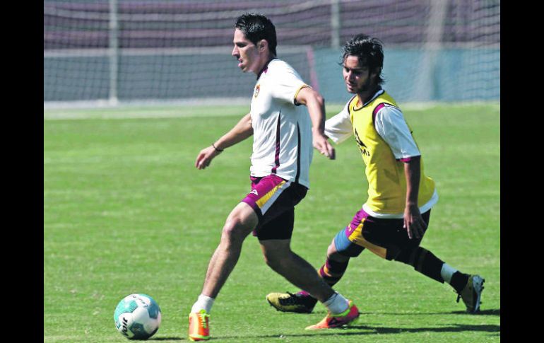 El “Tepa” Solís conduce un balón, durante la práctica del equipo universitario en el Tres de Marzo. MEXSPORT  /