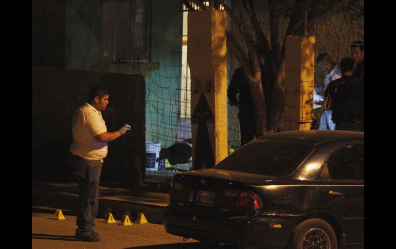 Forenses de Ciudad Juárez analizan la escena del crimen. REUTERS  /