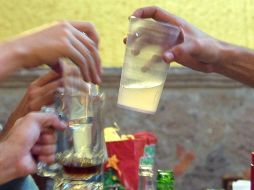 Quienes consumen alcohol, o creen consumirlo, se sobrevaloran en su capacidad seductora. ARCHIVO  /