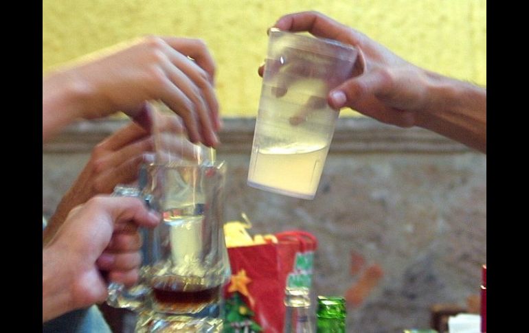 Quienes consumen alcohol, o creen consumirlo, se sobrevaloran en su capacidad seductora. ARCHIVO  /