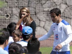 Omar Bravo atiende a un grupo de niños en ele entrenamiento del Cruz Azul. MEXSPORT  /